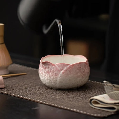 Coffret thé matcha Tradition Authentique on verse de l'eau chaude dans le bol de matcha