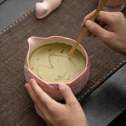 Coffret thé matcha Tradition Authentique femme dessine motif dans le bol à matha
