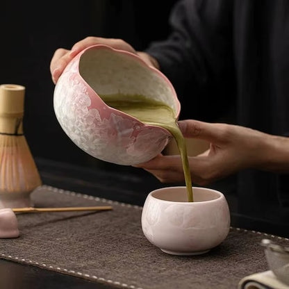 Coffret thé matcha Tradition Authentique femme verse marcha dans un verre