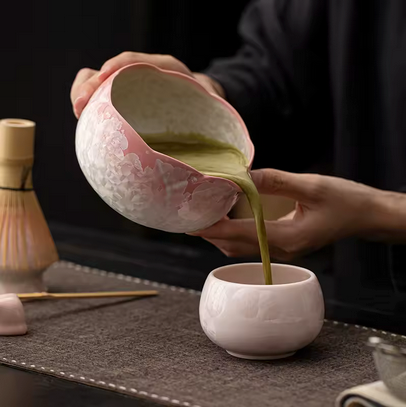 Coffret thé matcha Tradition Authentique matcha versé dans tasse