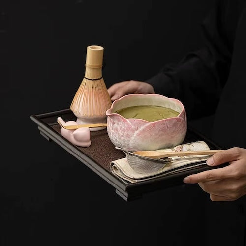 Coffret thé matcha Tradition Authentique sur un plateau
