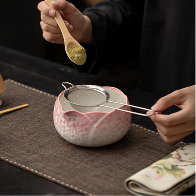 Coffret thé matcha Tradition Authentique verse matcha dans bol