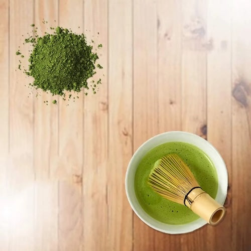 Coffret the matcha Rituel Matcha fouet dans un bol et matcha en poudre