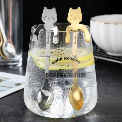 Cuillere a cafe Élégance Féline dans verre d'eau citronnée