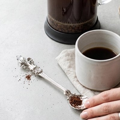 Cuillère à café Élégance près d"une tasse de café