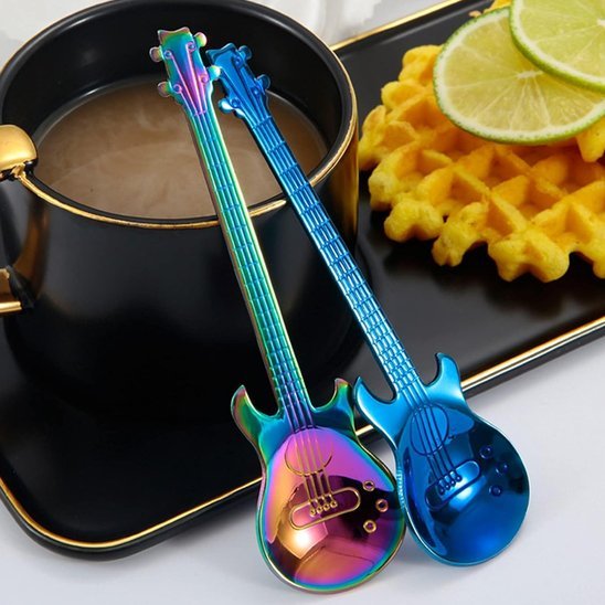 Cuillères à café Guitare accoté sur tasse