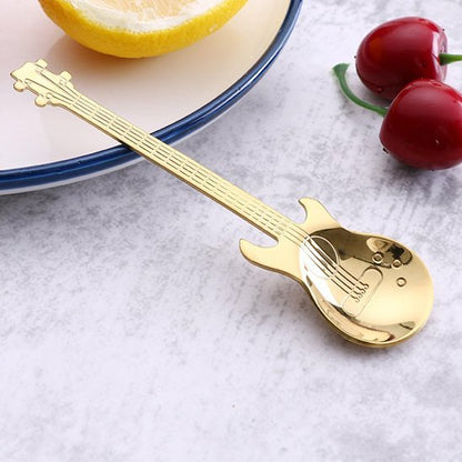 Cuillère à café | Guitare accoté sur assiette - Mon Univers Thé et Café