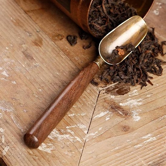 Cuillère à thé Kung fu sur table avec thé