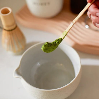 Cuillère à thé matcha avec tasse