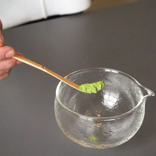 Cuillère à thé matcha verse matcha
