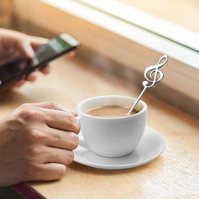 Cuillère à thé Musicale dans une tasse de café
