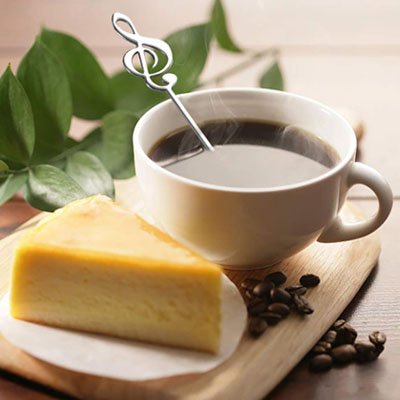 Cuillère à thé Musicale dans une tasse de thé avec gâteau