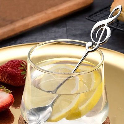 Cuillère à thé Musicale dans une tasse de thé