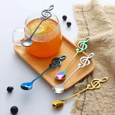 Cuillère à thé Musicale sur plateau avec une tasse de thé