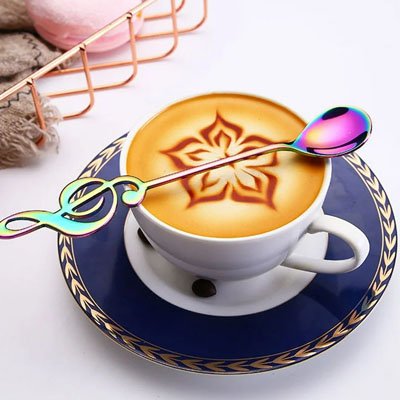 Cuillère à thé Musicale sur une tasse de café