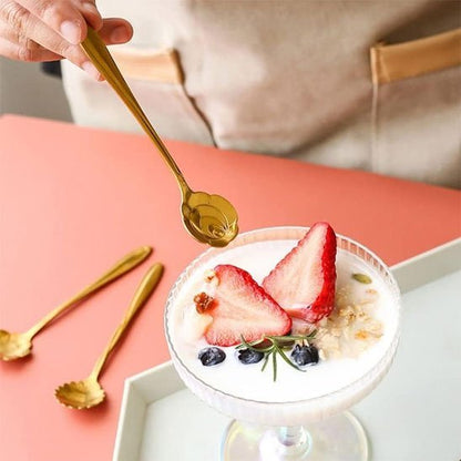 Cuillère ElegantSteel au dessus d'une coupe de yogourt fraises