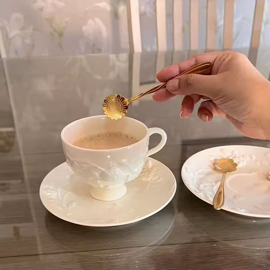 Cuillère ElegantSteel avec tasse de café blanche