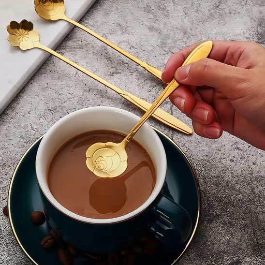 Cuillère ElegantSteel au dessus d'une tasse à thé verte 