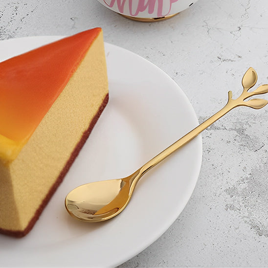 Cuillère Élégante près gâteau