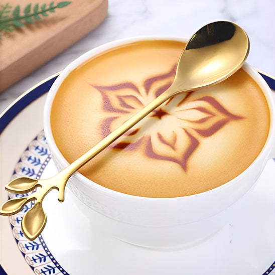 Cuillère Élégante sur café latté