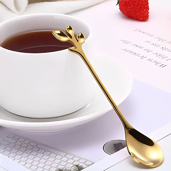 Cuillère Élégante appuyée sur tasse blanche