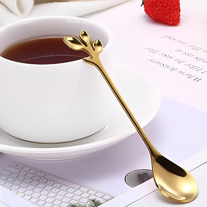 Cuillère Élégante appuyée sur tasse blanche