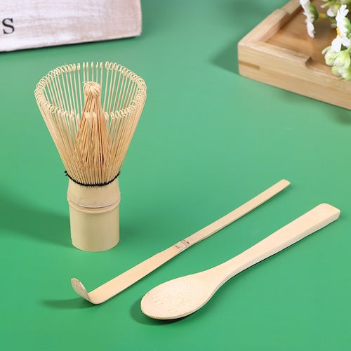 Cuillère matcha Bambou Premium ensemble sur table verte