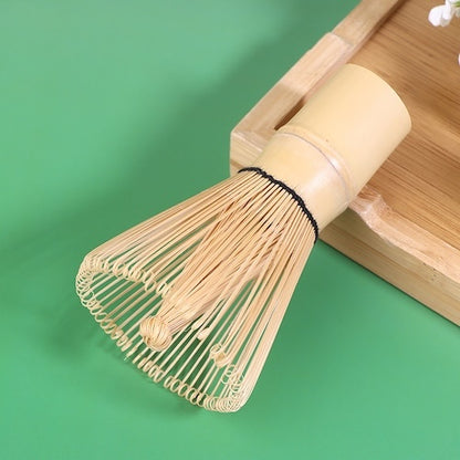 Cuillère matcha Bambou Premium fouet couché sur un plateau