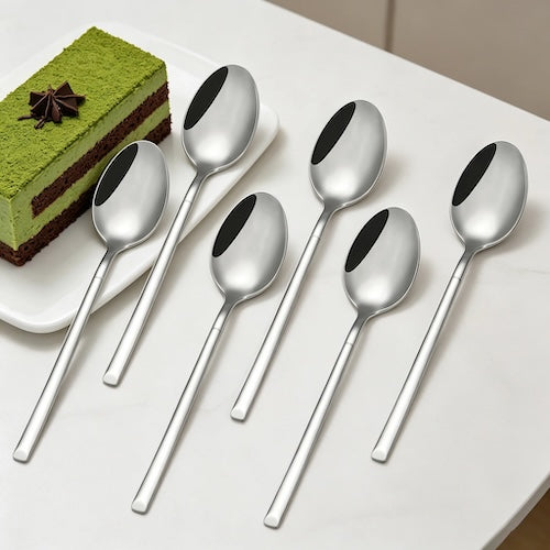 Cuillères à café Signature avec un gâteau vert