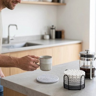 Dessous de verre en crochet Héritage homme s'apprête à déposer une tasse