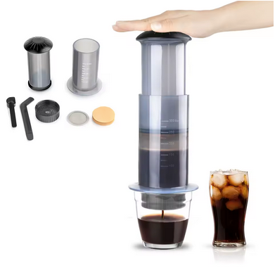 Expresso Nomade Portable avec accessoires verse un café