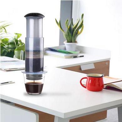 Expresso Nomade Portable sur bureau verse un café