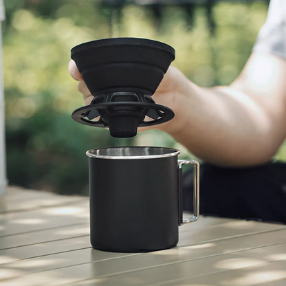 filtre a cafe Pliable Nomade au dessus d'une tasse