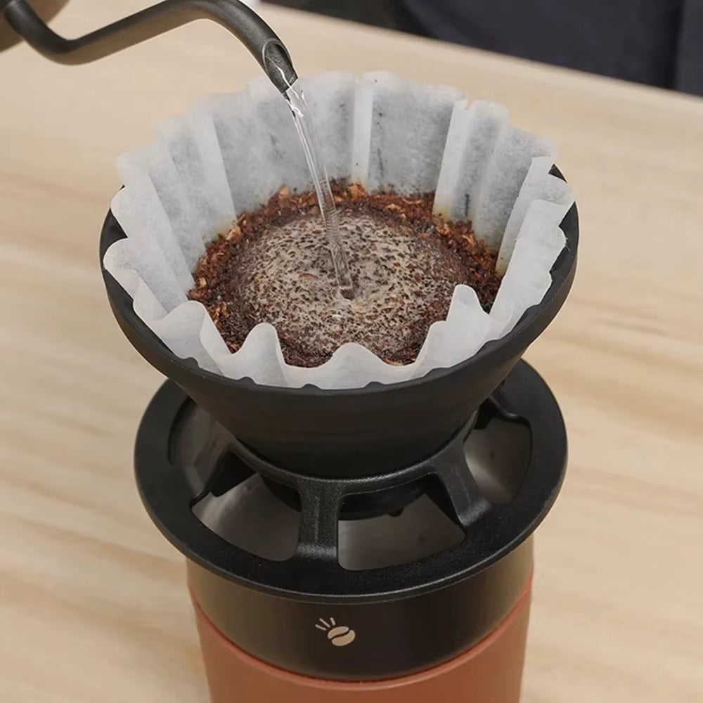 filtre a cafe Pliable Nomade sur tasse reçoit eau dans la café