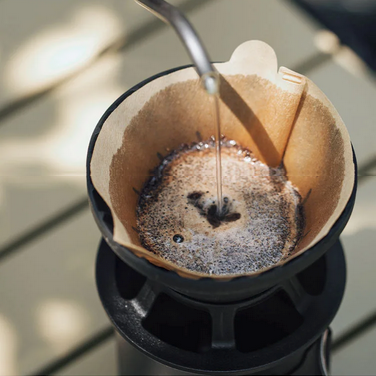 filtre a cafe Pliable Nomade reçoit eau sur le café