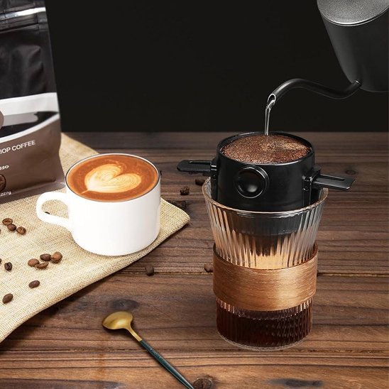 Filtre café Saveurs Authentiques reçoit eau sur une tasse en verre 