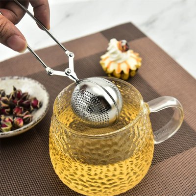 Filtre thé inox Infusion Inox sortant d'une théière