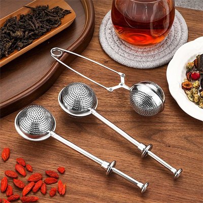 Filtre thé inox Infusion Inox sur table avec feuilles de thé