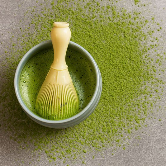 Fouet à matcha SaveurMatcha dans bol de matcha