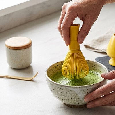 Fouet matcha Coloré Durable  jaune fouette le matcha dans un bol