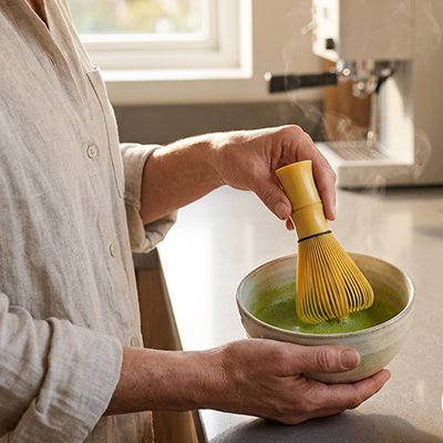 Fouet matcha Coloré Durable  jaune sur un bol de matcha
