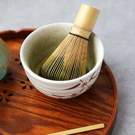 Fouet matcha Traditionnel dans un  bol blanc