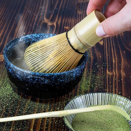 Fouet matcha Traditionnel dans un bol bleu