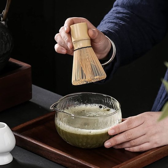 Fouet matcha Traditionnel dans un bol en verre