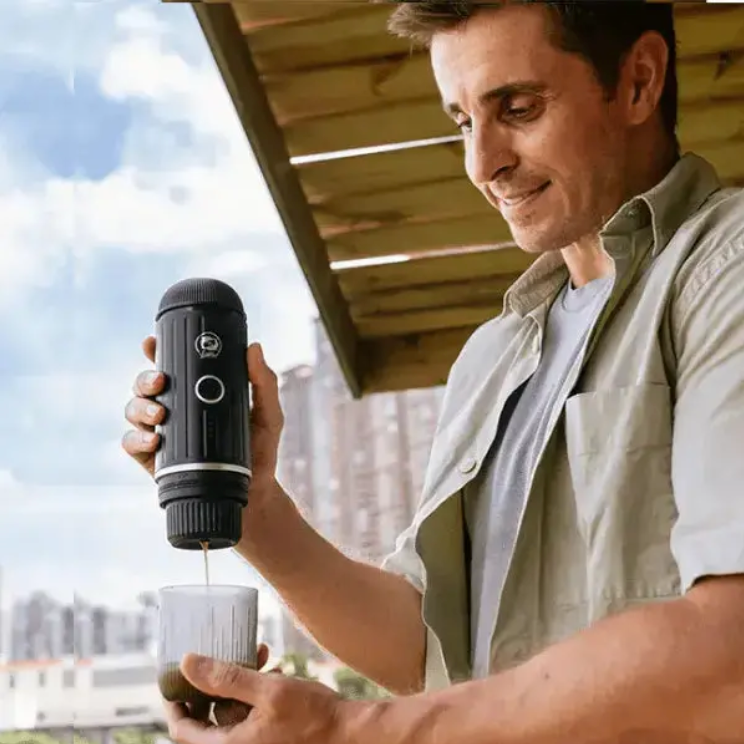 Homme verse café de la cafetiere portable Espresso 19Bar