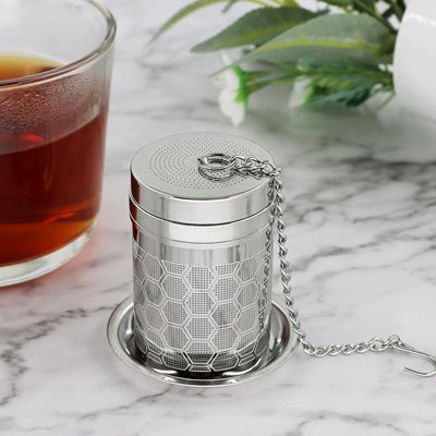 Infuseur à thé Élégance Premium près d'une tasse