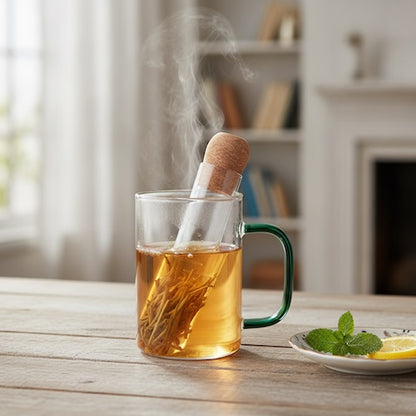 Infuseur à thé pour tasse Infusio dans une tasse sur une table