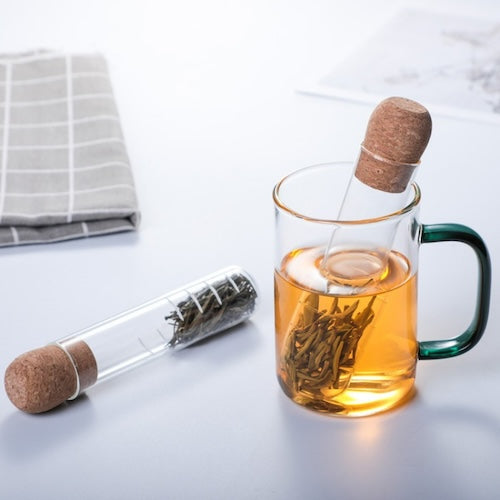 Infuseur à thé pour tasse Infusio infuse  dans une tasse accompagné d'un autre infuseur