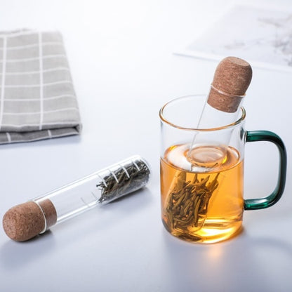 Infuseur à thé pour tasse Infusio infuse  dans une tasse accompagné d'un autre infuseur