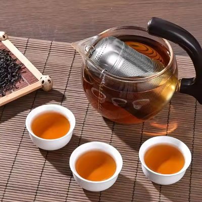 Infuseur thé Élégance Saveur dans théière et trois tasses